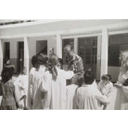 El profesor Dienes con alumnas en el patio del colegio de las Salesianas