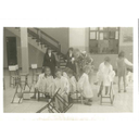 El profesor Dienes realizando actividades con estudiantes en el colegio de las Salesianas