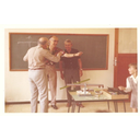 Zoltan Dienes con José Martel en el aula durante los talleres
