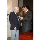 M o m e n t o d e l a entrega a José Martel de la condecoración de Alfonso X el Sabio, por parte del Rector de la Universidad de Las Palmas de Gran Canaria, D. Manuel Lobo Cabrera