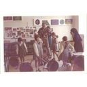 Zoltan Dienes con alumnas en una clase de Matemáticas